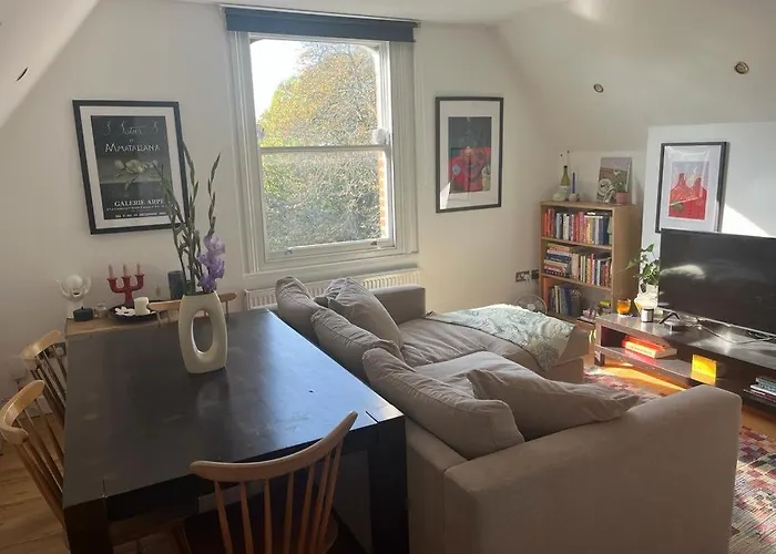 2 Bedroom Top Floor Flat, West Dulwich Free Street Parking