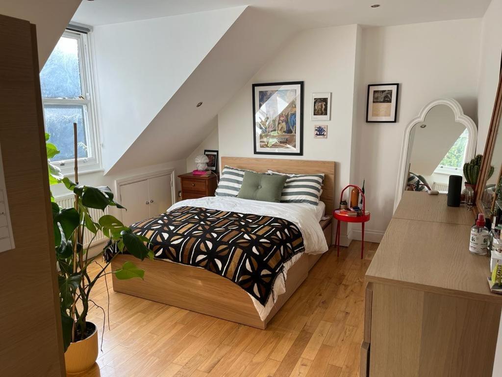 2 Bedroom Floor Flat, West Dulwich Free Street Parking Appartement *